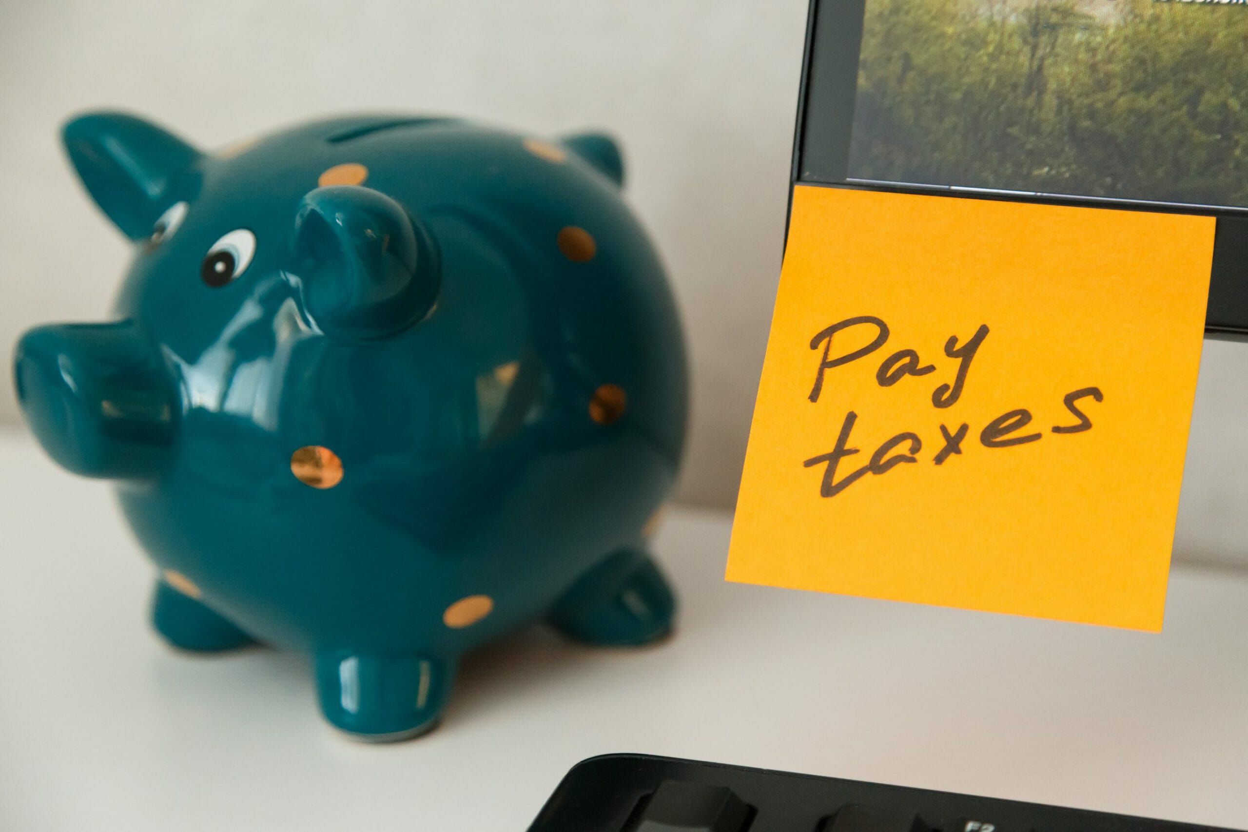 reminder-pay-taxes-sticked-on-monitor-at-freelance